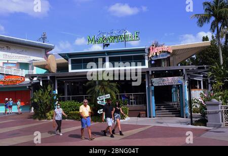 Orlando, Stati Uniti. 14 maggio 2020. Gli ospiti che indossano maschere facciali passeranno accanto al ristorante Margaritaville di Jimmy Buffett al CityWalk di Universal Orlando, come sezioni del quartiere dei divertimenti e dei negozi, aperto oggi per ore limitate per la prima volta da quando Universal Orlando chiuse il 15 marzo 2020 a causa della pandemia del coronavirus. Oltre ai rivestimenti per la superficie, sono necessari anche controlli della temperatura. I parchi a tema di Universal rimarranno chiusi almeno fino a maggio 31. Credit: SOPA Images Limited/Alamy Live News Foto Stock