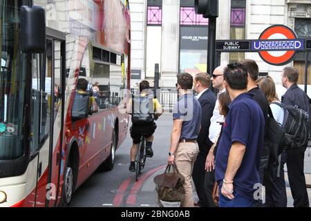 Ciclisti e pedoni. Utenti in viaggio. Ciclisti e automobilisti. Regole della strada. Traffico di Londra. Piste ciclabili di Londra. Vicino a mancate. Rasatura accurata. Piste ciclabili. Resta vigile. Salvare vite umane. Pericolo. Vita quotidiana, vita complessa. Sacchetto di nervi. Ciclismo. Spazi pubblici. Altri utenti della strada. Guida pericolosa. Guida. Camminare. Vita urbana. Vite occupate. Vita in città. Vita in città. La vita nelle tue mani. Rischio. Mantenere attivo. Foto Stock