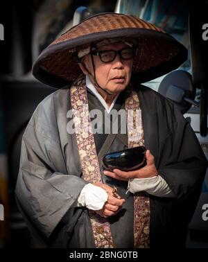 Un monaco buddista raccoglie donazioni (elemosine) al mercato di Ameyoko a Tokyo, Giappone Foto Stock