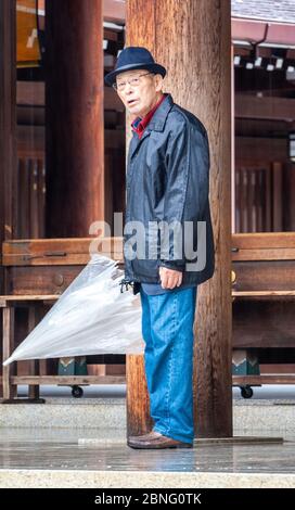 Un uomo giapponese anziano che visita il Santuario Meiji a Tokyo, Giappone Foto Stock