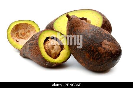 Tagliate a fette di avocado hass percorso isolato Foto Stock