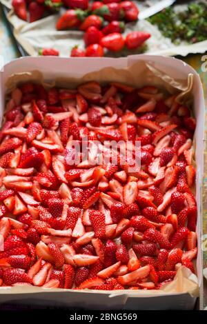 Preparare la torta di cagliata al limone con le fragole Foto Stock