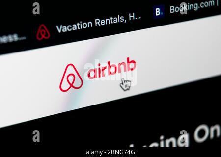 Sankt-Petersburg, Russia, 11 maggio 2020: Pagina iniziale dell'applicazione Airbnb su Apple iMac, primo piano. Icona dell'app Airbnb. Airbnb.com è un sito web online per b Foto Stock