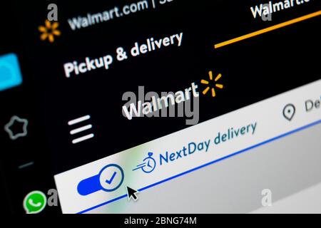 Sankt-Petersburg, Russia, 11 maggio 2020: Pagina iniziale dell'applicazione Walmart sullo schermo Apple iMac. Icona dell'app Walmart. Walmart.com è una ret multinazionale Foto Stock
