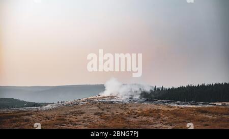 Bella vista della tretella nella valle catturata da la cima di una montagna Foto Stock