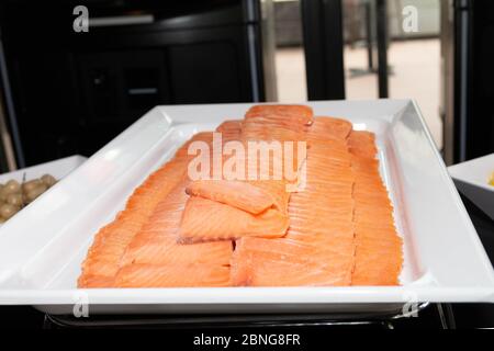 Salmone fresco congelato crudo servito su un vassoio bianco Foto Stock