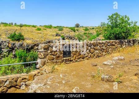 Qatsrin, Israele - 12 maggio 2020: Punto di osservazione sul torrente Zavitan, nella riserva naturale della foresta di Yehudiya, le alture del Golan, Israele settentrionale Foto Stock