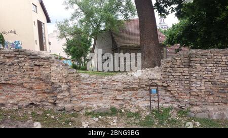 Resti di mura antiche nella città vecchia Foto Stock