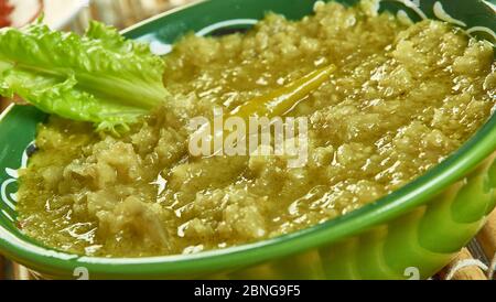 Salsa verde di Tomatillo arrosto, teglia con jalapenos e zeppe di cipolla. Foto Stock