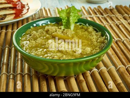 Salsa verde di Tomatillo arrosto, teglia con jalapenos e zeppe di cipolla. Foto Stock