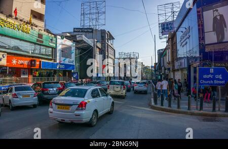 La famosa Church Street si trova nel quartiere commerciale di Bangalore (India) Foto Stock