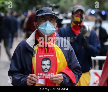 Madrid, Spagna. 14 maggio 2020. I partecipanti a una manifestazione chiedono le dimissioni del primo ministro Sanchez a causa del gran numero di vittime di Corona e delle restrizioni e delle condizioni che intendono rallentare l'ulteriore diffusione del virus. Credit: Cesar Luis de Luca/dpa/Alamy Live News Foto Stock