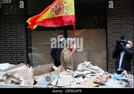 Madrid, Spagna. 14 maggio 2020. I partecipanti a una manifestazione chiedono le dimissioni del primo ministro Sanchez a causa del gran numero di vittime di Corona e delle restrizioni e delle condizioni che intendono rallentare l'ulteriore diffusione del virus. Credit: Cesar Luis de Luca/dpa/Alamy Live News Foto Stock