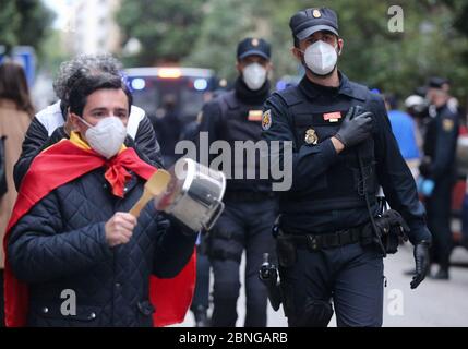 Madrid, Spagna. 14 maggio 2020. I partecipanti a una manifestazione chiedono le dimissioni del primo ministro Sanchez a causa del gran numero di vittime di Corona e delle restrizioni e delle condizioni che intendono rallentare l'ulteriore diffusione del virus. Credit: Cesar Luis de Luca/dpa/Alamy Live News Foto Stock