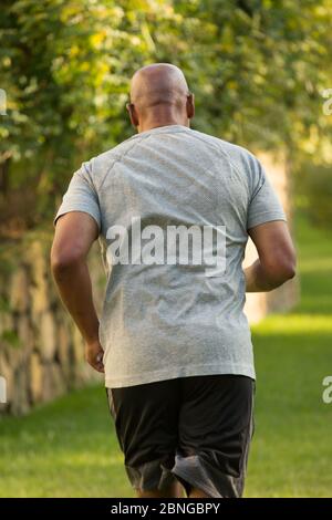 Montare Mature African American uomo che corre al di fuori. Foto Stock