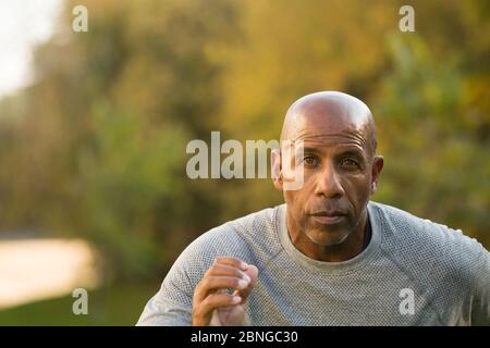 Montare Mature African American uomo che corre al di fuori. Foto Stock
