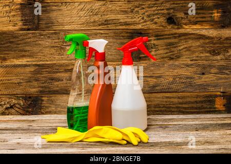 Spray detergente disinfettante antibatterico spray isolato con guanti gialli, concetto di controllo delle infezioni. Flacone in plastica con dispenser per la pulizia Foto Stock