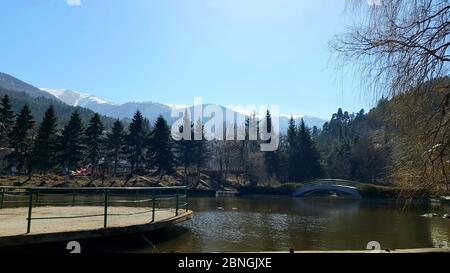 Un bellissimo lago circondato da pini e una terrazza panoramica in una città di Dilijan, Armenia Foto Stock