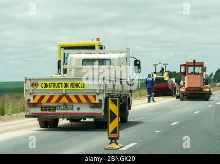 Veicoli da costruzione in cantiere su autostrada nella zona rurale del Sudafrica Foto Stock