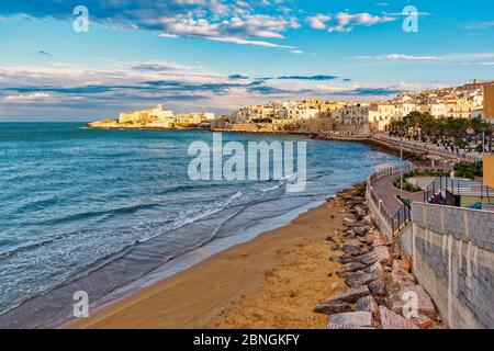 Vista panoramica della cittadina di Vieste in estate in Puglia Sud Italia paesaggio urbano della città costiera di Vieste nel Parco Nazionale del Gargano, Italia, Europa Foto Stock