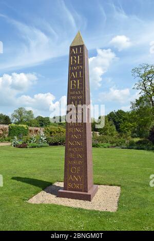 Obelisco che ripresenta un'antica preghiera sanscrita, creata da Simon Buchanan in Waterperry Gardens, Waterperry, vicino Wheatley, Oxfordshire, UK Foto Stock