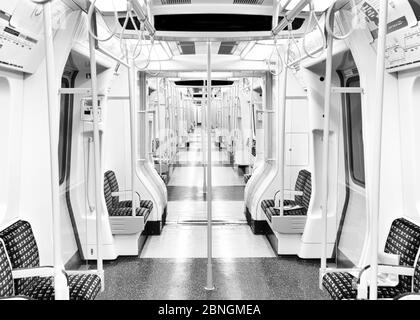 Immagine in scala di grigi di una cabina metropolitana vuota Foto Stock