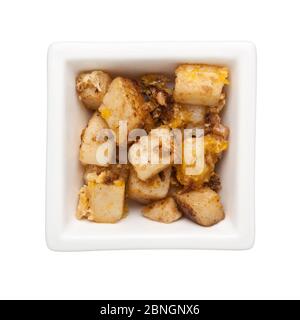 Cucina Asiatica - torta di carote fritte in una ciotola quadrata isolata su sfondo bianco Foto Stock