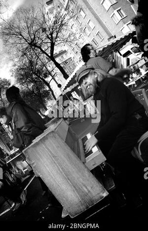 Busker, mercato delle pulci di Porte De Vanves, parigi Foto Stock