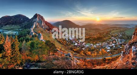 La Slovacchia caduta rurali paesaggio collinare di sunrise, Vrsatec village. Foto Stock