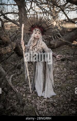 La sacerdotessa Shamanic pratica i suoi rituali e le sue arti alla fine della giornata Foto Stock