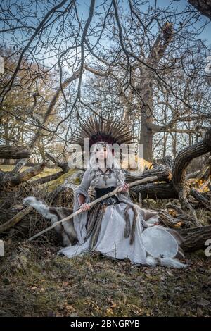 La sacerdotessa Shamanic pratica i suoi rituali e le sue arti alla fine della giornata Foto Stock