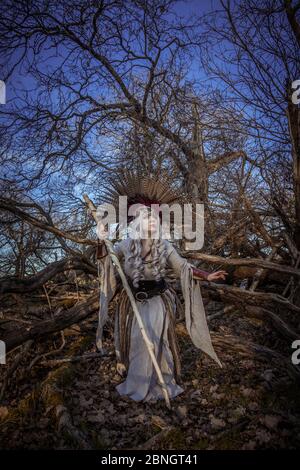 La sacerdotessa Shamanic pratica i suoi rituali e le sue arti alla fine della giornata Foto Stock