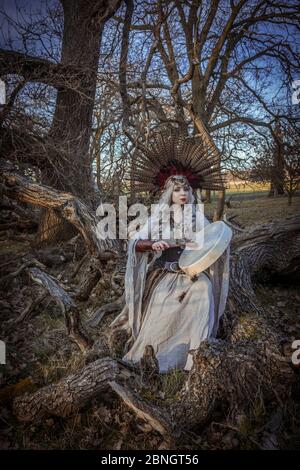 La sacerdotessa Shamanic pratica i suoi rituali e le sue arti alla fine della giornata Foto Stock