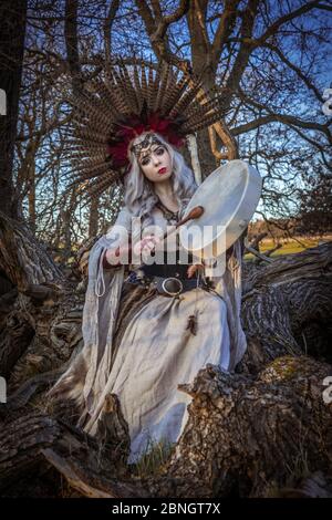 La sacerdotessa Shamanic pratica i suoi rituali e le sue arti alla fine della giornata Foto Stock