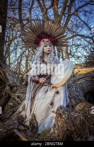 La sacerdotessa Shamanic pratica i suoi rituali e le sue arti alla fine della giornata Foto Stock