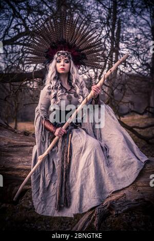 La sacerdotessa Shamanic pratica i suoi rituali e le sue arti alla fine della giornata Foto Stock