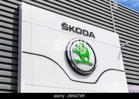 Logo aziendale con marchio per veicoli Skoda, su una segnaletica rialzata all'esterno di un garage, Ayr Foto Stock