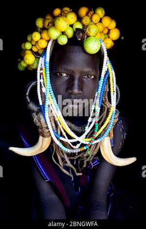 Giovane ragazza con indirizzo tradizionale, tribù Mursi, Parco Nazionale Mago. Valle di Omo, Etiopia. Foto Stock