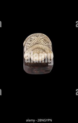 Primo piano di una statua di tartaruga isolata sul nero sfondo Foto Stock