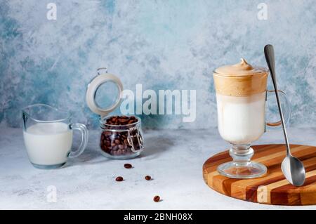 Caffè di Dalgona su sfondo Ligrt. Caffè alla moda panna montato. Bevanda fredda estiva coreana. Foto Stock