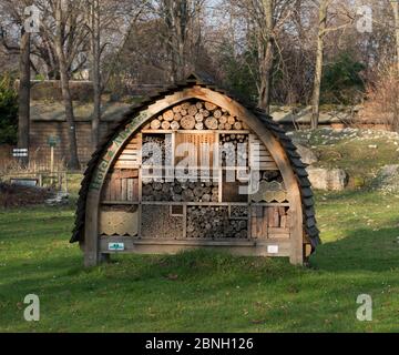 Grande casa di insetti / bug hotel in giardino, Parigi. Foto Stock