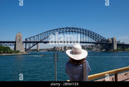 Vista turistica del Sydney Harbour Bridge da Bennelong Point, Sydney, NSW, Australia. Foto Stock