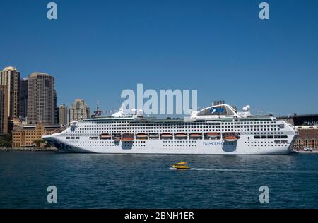 Guardando il porto di Sydney verso il terminal passeggeri di Sun Princess attraccato al terminal passeggeri di Overseas, Sydney, New South Wales, Australia. Foto Stock