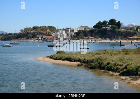 Saltmarsh e porto di estuario ad alta marea con ormeggiate barche a vela, Alvor, vicino a Portimao Algarve, luglio 2013. Foto Stock