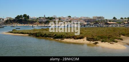 Saltmarsh e porto di estuario ad alta marea con ormeggiate barche a vela, Alvor, vicino a Portimao Algarve, luglio 2013. Foto Stock