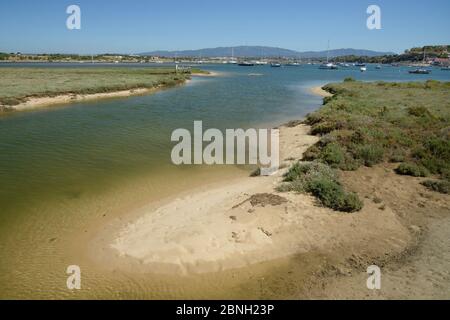 Saltmarsh e porto di estuario ad alta marea con ormeggiate barche a vela, Alvor, vicino a Portimao Algarve, luglio 2013. Foto Stock