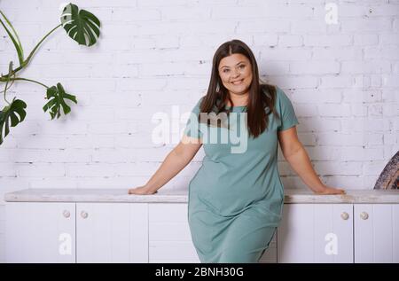 Modello Plus size a casa Foto Stock