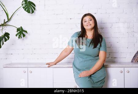 Modello Plus size a casa Foto Stock