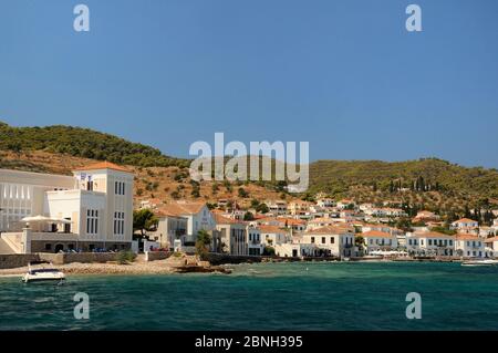 Spetses città vista dal mare, SPETSES, ISOLE DELL'ARGOSARONICO Attica, Peloponneso, Grecia, Agosto 2013. Foto Stock