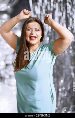 Ritratto della donna felice riuscita più taglia Foto Stock